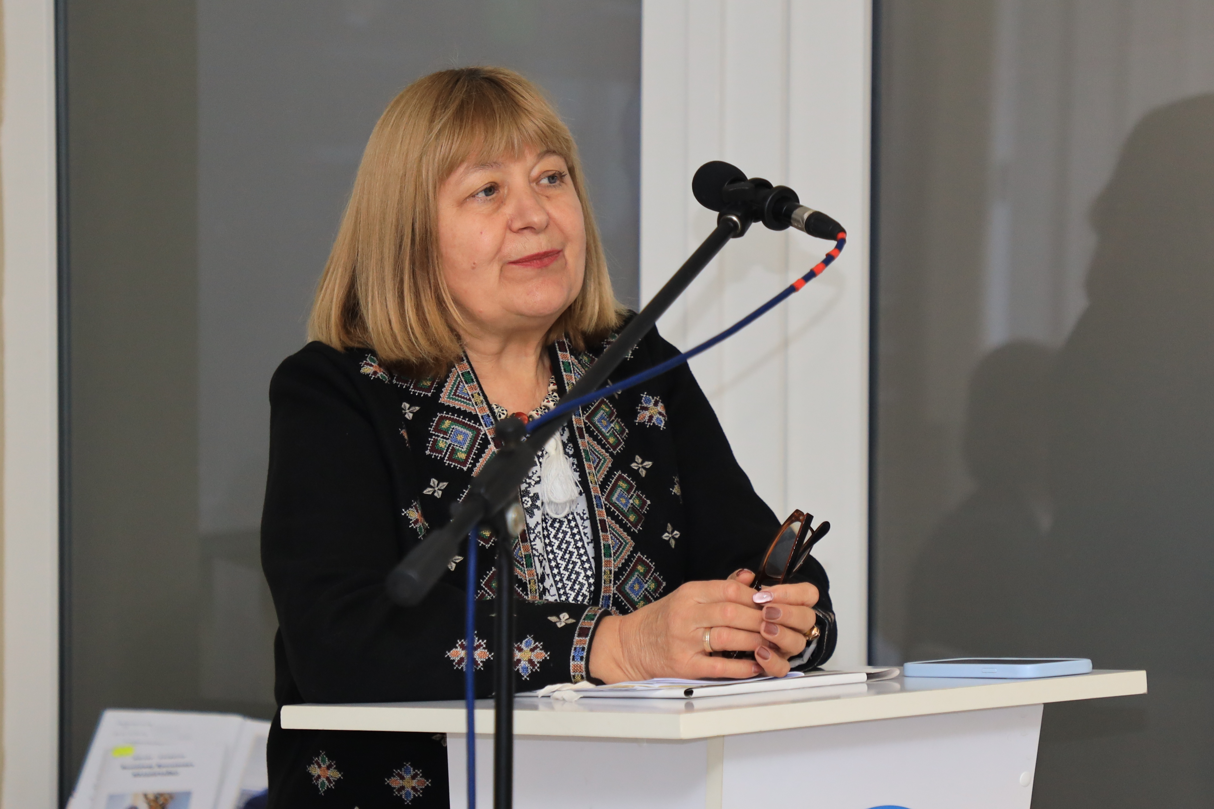 Zaviduvachka_kafedry_ukrainskoi_movy_ta_slavistyky_Tetiana_Vilchynska_rozpochynaie_konferentsiiu